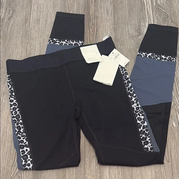 Gap Fit Black leggings with black tank. - Picture 3 of 6